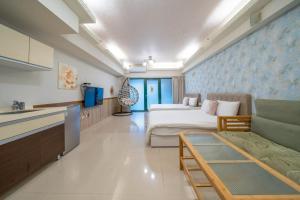 a hotel room with a bed and a couch at 元本山明水秀行館 in Jiaoxi