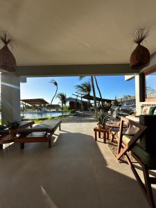 a room with benches and a view of a parking lot at Refúgio prea in Cruz