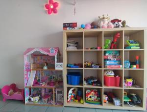 a book shelf filled with lots of toys at Pokoje Gościnne - U Wiktorii, Parking, wi-fi, aneks kuchenny ogólnie dostępny in Krynica Morska