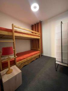 a room with two bunk beds and a lamp at Appartement Moutiers Centre in Moutiers