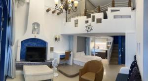 a living room with a staircase and a room with a bed and a living room at 元本山明水秀行館 in Jiaoxi