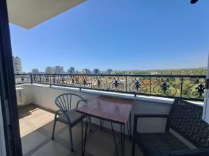 a balcony with a table and chairs and a view at Han Suite Ev-Otel Mersin in Kaleköy