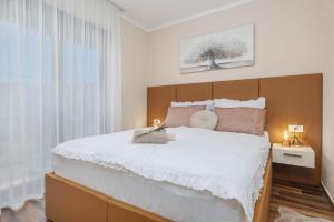 a bedroom with a large bed and a window at Villa LeSt in Gabonjin +20 photos