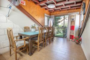 a dining room with a wooden table and chairs at נוף ארץ הגליל - צימרים מהממים במצפה נטופה in Mitspe Netofa