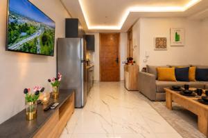 a living room with a couch and a refrigerator at Studio Chic avec Terrasse Verdoyante in Casablanca
