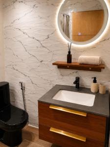 a bathroom with a sink and a mirror at Studio Chic avec Terrasse Verdoyante in Casablanca