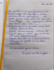 a letter written in blue handwriting in a notebook at Un petit Paradis, 5 minutes à pied plage Robinson, terrasse, parking privé, WIFI, vue sur dunes et mer, très ressourçant, à Marseillan Plage in Marseillan