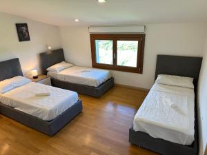 a bedroom with two beds and a window at Venice Airport House in Venice