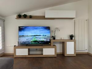 a living room with a flat screen tv on a wall at Venice Airport House in Venice