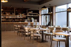a restaurant with tables and chairs and a bar at Horizont Aparthotel Jahorina in Jahorina
