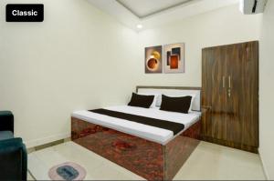 a bedroom with a bed in a room at Tansen Guest House in Gwalior