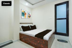 a bed in a room with a window at Tansen Guest House in Gwalior