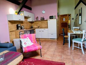 a kitchen and dining room with a table and chairs at Ferien am Schloss - Wohnung 3 "die Katze", Ferienwohnung am Badesee in Behren-Lübchin