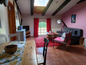 a living room with a table and a couch at Ferien am Schloss - Wohnung 3 "die Katze", Ferienwohnung am Badesee in Behren-Lübchin