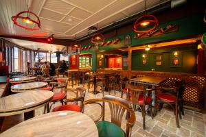 a restaurant with tables and chairs and people in it at Şehrizade Konakları in Amasya