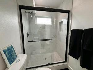 ein Badezimmer mit Glasdusche und WC in der Unterkunft Havencate in Nakuru