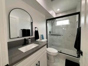 ein Badezimmer mit Toilette, Waschbecken und Dusche in der Unterkunft Havencate in Nakuru