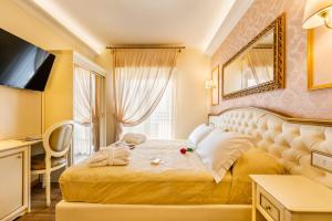 ein Schlafzimmer mit einem großen Bett und einem Schreibtisch in der Unterkunft Hotel Mazzanti in Milano Marittima + 66 Fotos