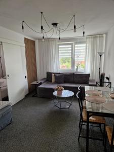 a living room with a couch and a table at Apartament Przy Ratuszu in Malbork