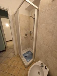 ein Badezimmer mit Dusche, Toilette und Waschbecken in der Unterkunft L'Oasi Intelvese in Pellio Superiore + 75 Fotos