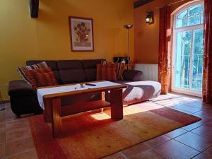 a living room with a couch and a coffee table at Ferien am Schloss - Wohnung 4 "der Hund", Ferienwohnung am Badesee in Behren-Lübchin
