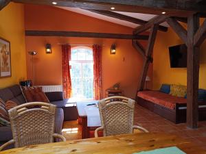 a living room with a couch and a bed at Ferien am Schloss - Wohnung 4 "der Hund", Ferienwohnung am Badesee in Behren-Lübchin