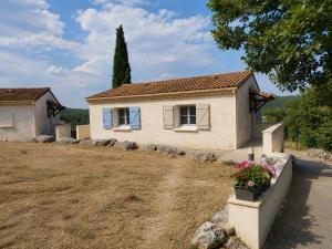 a small house in the middle of a yard at La TERRASSE in Salavas