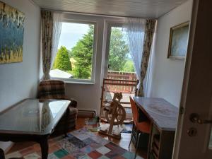 a living room with a table and a window at Ferienwohnung Lenhardt in Barkenholm