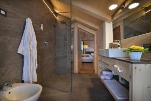 Koupelna v ubytování Hotel Roberta Alpine Adults only + 37 fotografií