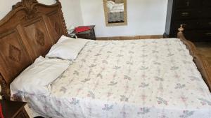 a bed with a quilt on it in a bedroom at Recanto do major in Petrópolis