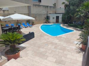 Bazén v ubytování Villa Naxxar Malta nebo v jeho okolí
