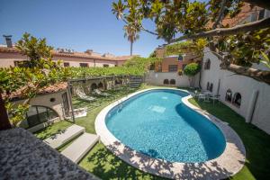 a swimming pool in the yard of a building at Hotel La Grava in El Morell