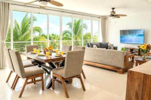 a living room with a table and a couch at Nitta 301 Escápate a Nuevo Vallarta in Nuevo Nayarit