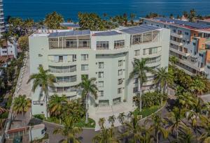 an aerial view of a building with palm trees and the ocean at Nitta 301 Escápate a Nuevo Vallarta in Nuevo Nayarit