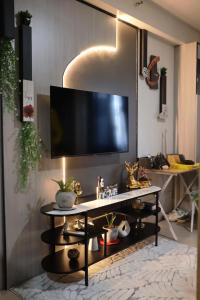 a living room with a television on a wall at Yangʻs HoMeey Place in Bankal