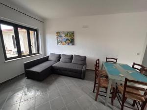 a living room with a couch and a table at Villa del Limone in Sellia Marina