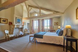 a bedroom with a large bed in a room at Maison d'hôtes de charme Le Clos de la Cathédrale en Sud Gironde in Bazas