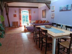 a living room with a table and a couch at Ferien am Schloss - Wohnung 5 "der Hahn", Ferienwohnung am Badesee in Behren-Lübchin
