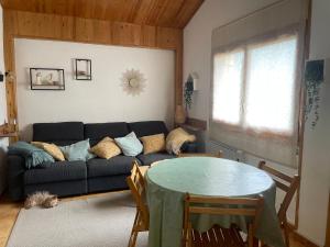 a living room with a couch and a table at El rincón de la Rapeda in Villanúa