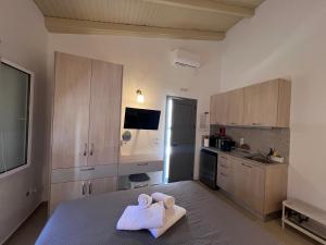 a small kitchen with two towels on a bed at Kea Harbor 2 in Korissia