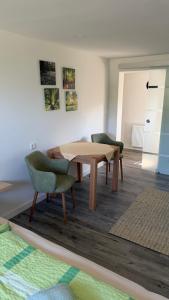 a living room with a table and two chairs at Ferienwohnung in Zirchow