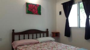 Schlafzimmer mit einem Bett und einem Fenster in der Unterkunft Hotel Costanera in Formosa