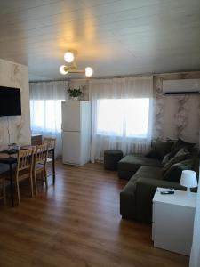 a living room with a couch and a table at Viscosa Sadama tee külaliskorter in Kõrgessaare