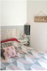 a model of a bedroom with a bed and a mirror at Appartement,clair au calme avec balcon in Fontenay-sous-Bois
