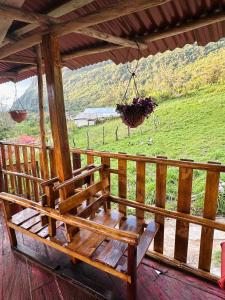 eine Bank auf einer Veranda mit Blick auf ein Feld in der Unterkunft Monte Gocta in Valera + 52 Fotos