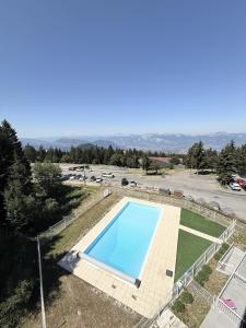 an overhead view of a swimming pool in a parking lot at Stud 4 Pers Roche Béranger piscine in Chamrousse