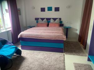 a bedroom with a bed with blue and purple at Ferienwohnung Lindenstraße in Pirna