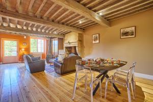 a living room with a dining table and chairs at Maison d'hôtes de charme Le Clos de la Cathédrale en Sud Gironde in Bazas