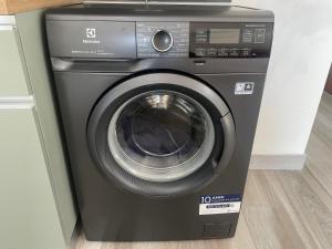 a washer and dryer in a room at Moderno Bilocale Bresso in Bresso