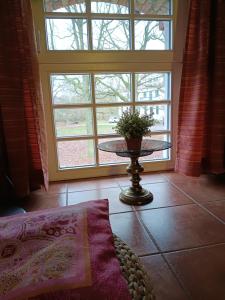 a room with a table in front of a window at Ferien am Schloss - Wohnung 6 "der Pferdestall", Ferienwohnung am Badesee in Behren-Lübchin